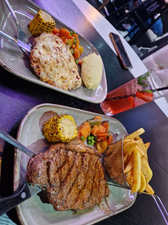 Zaraks Grill Lounge photo 4